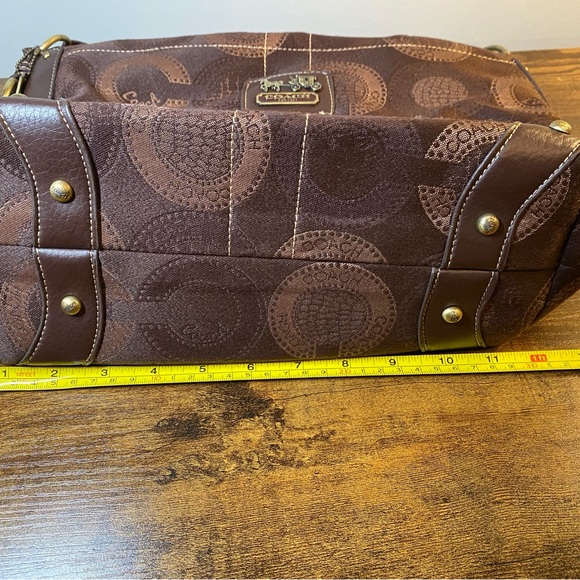 EUC Coach shoulder bag brown tan with gold accents - Picture 13 of 16